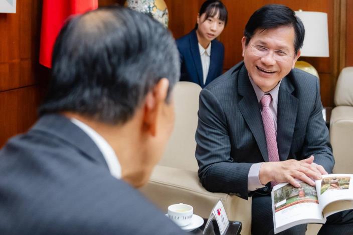 圖說二：外交部長林佳龍（右）向「日本台灣交流協會」會長隅修三介紹《走進許文龍的雕塑世界》一書。