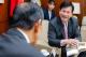 圖說二：外交部長林佳龍（右）向「日本台灣交流協會」會長隅修三介紹《走進許文龍的雕塑世界》一書。