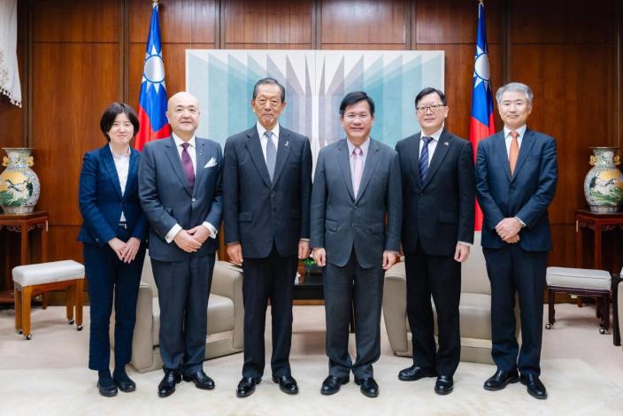 圖說三：外交部長林佳龍（右三）與「日本台灣交流協會」會長隅修三一行合影。