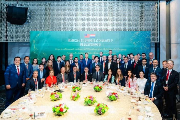 圖說三：外交部長林佳龍與巴拉圭總統貝尼亞（Santiago Peña）訪問團及兩國企業領袖合影。