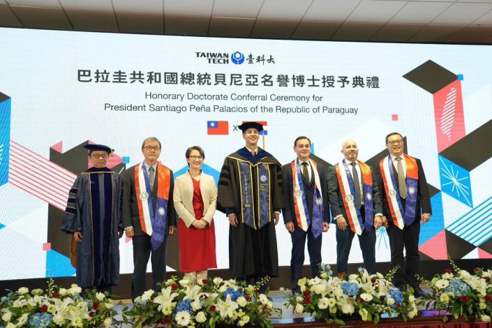 圖說四：巴拉圭總統貝尼亞（Santiago Peña，中）獲頒國立臺灣科技大學榮譽博士學位，並與蕭美琴副總統（左三）、巴國外長拉米雷斯（Rubén Ramírez，右三）、教育部長鄭英耀（左二）、外交部政務次長陳明祺（右一）、臺科大校長顏家鈺（左一）及臺灣巴拉圭科技大學校長杜亞德（Jorge Duarte，右二）合影。