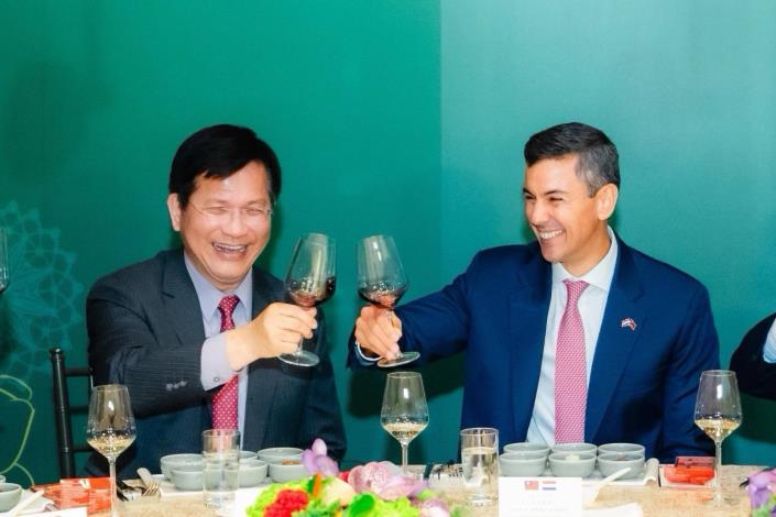 圖說一：外交部長林佳龍（左）款宴歡迎巴拉圭總統貝尼亞（Santiago Peña，右）及巴國企業領袖訪台。