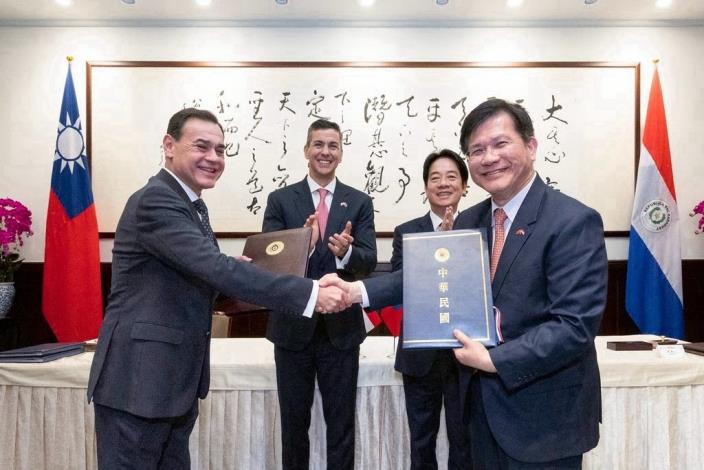 圖說一、賴清德總統與巴拉圭總統貝尼亞（Santiago Peña，左二） 共同見證外交部長林佳龍（右一）與巴國外長拉米雷斯（Rubén Ramírez，左一）簽署「台巴主權AI算力中心投資案合作瞭解備忘錄」。（照片來源：總統府）