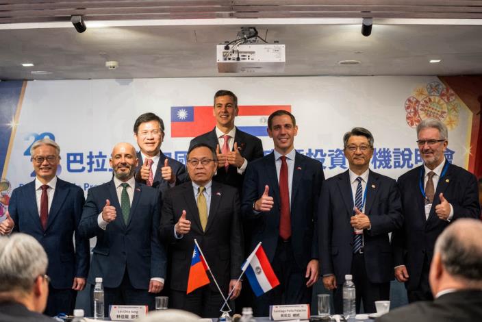 圖說三：巴拉圭貝尼亞總統（後排右）及外交部長林佳龍（後排左）與金融研訓院長高一誠（前排左一）、臺巴科大校長杜亞德（Jorge Duarte，前排左二）、中華民國國經協會理事長呂桔誠（前排左三）、巴國工商部長里克爾梅（Marco Riquelme，前排右三）、食品工業發展研究所長廖啓成（前排右二）及巴國生產暨工業聯盟會長杜瓦德（Enrique Duarte，前排右一）合影。