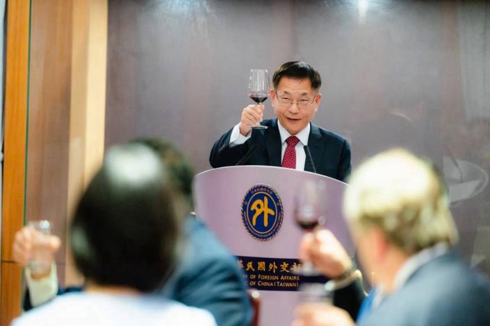 圖說七：外交部常務次長葛葆萱於外交部款宴與會貴賓。