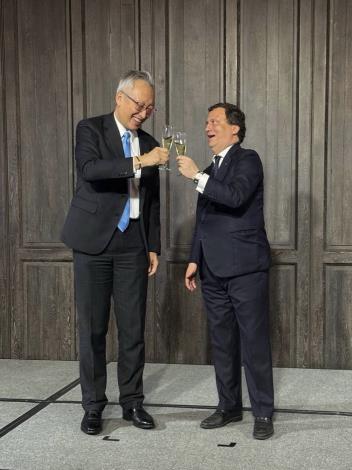 圖說二：外交部政務次長吳志中與義大利經濟貿易文化推廣辦事處代表龍博文（Marco Lombardi）舉杯祝酒。