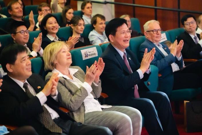 圖說四：外交部長林佳龍與捷克參議員David Smoljak（右二）等現場賓客共同欣賞「臺北木偶劇團」專場演出。