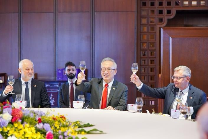 圖說一：外交部政務次長吳志中（中）歡迎波蘭眾議院經濟委員會主席柯馬拉奇（Rafał Komarewicz）率團訪台。
