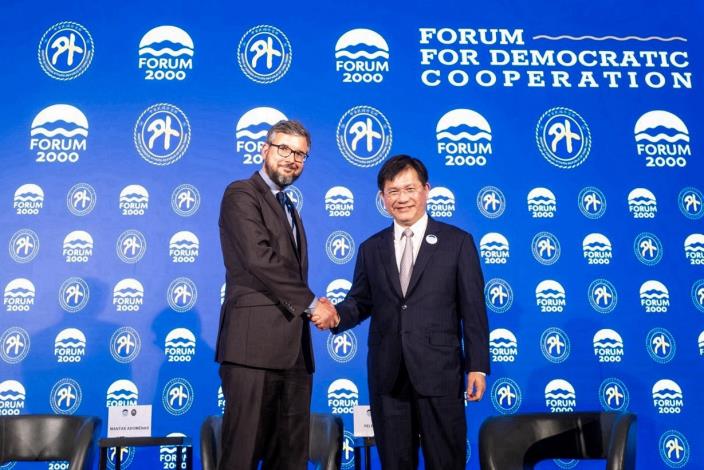 圖說三：外交部長林佳龍與「民主合作論壇」主辦單位、公元兩千論壇基金會執行長卡列帕（Jakub Klepal）合影。