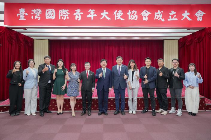 圖說四：外交部長林佳龍與協會首屆理監事成員合影。
