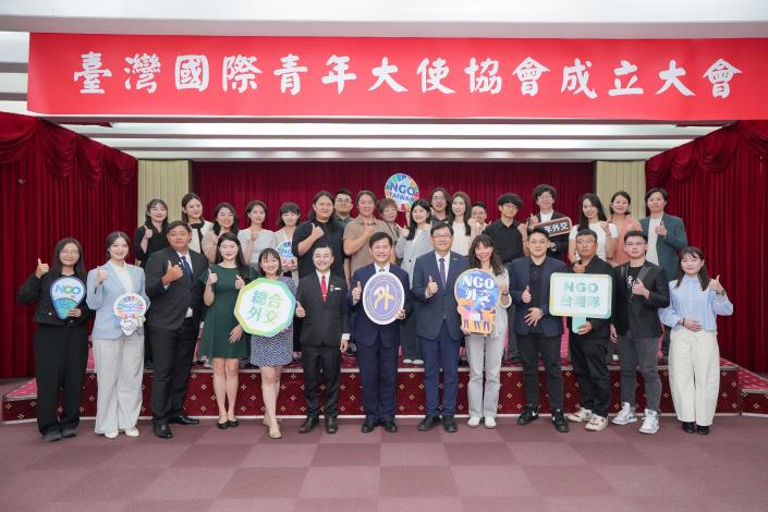 圖說五：外交部長林佳龍與協會全體會員合影。