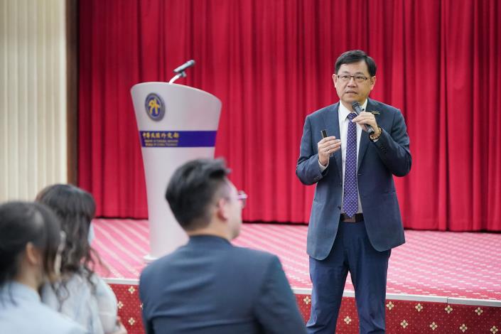 圖說三：外交部非政府組織國際事務會執行長江振瑋說明外交部未來與協會合作的願景。