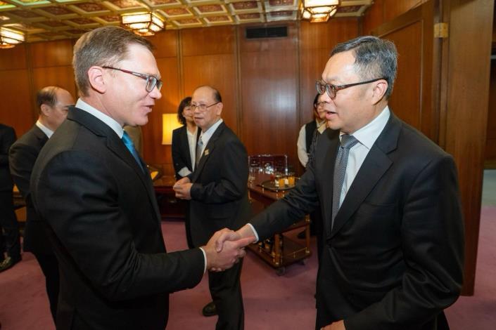 圖說一：外交部政務次長陳明祺（右一）歡迎美國堪薩斯州副州長陶然（David Toland，左一）訪問團一行。