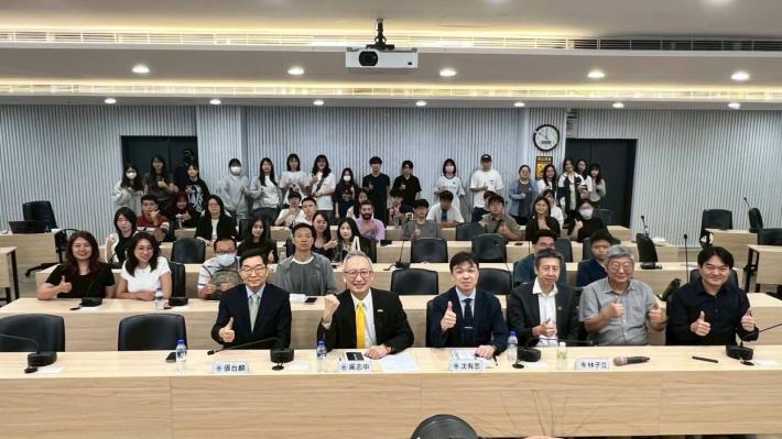 圖說二：外交部政務次長吳志中與貴賓及師生合影。