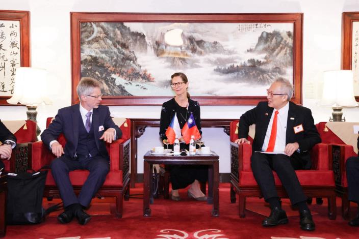 圖說二：外交部政務次長吳志中（右）與捷克參議院議長韋德齊（Miloš Vystrčil，左）在桃園國際機場國賓室晤談。