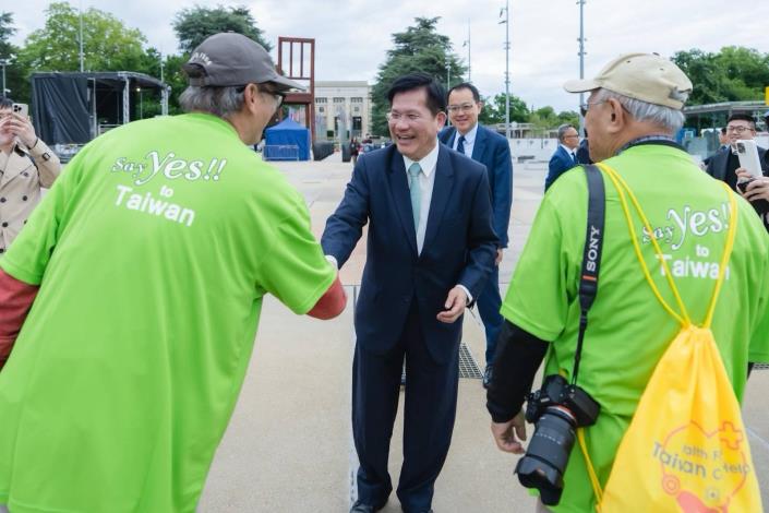 圖說四：外交部長林佳龍在三腳椅廣場向前往日內瓦宣達之我國民僑團成員致意。