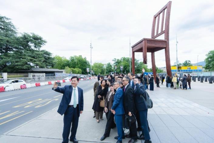圖說三：外交部長林佳龍在日內瓦萬國宮（Palais des Nations）前著名地標三腳椅（Broken Chair）廣場與團員合影。