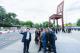 圖說三：外交部長林佳龍在日內瓦萬國宮（Palais des Nations）前著名地標三腳椅（Broken Chair）廣場與團員合影。