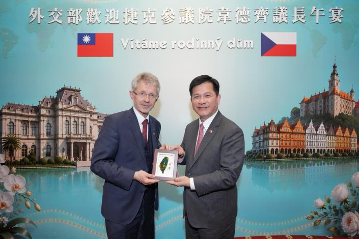 圖說三：外交部長林佳龍致贈捷克參議院議長韋德齊（Miloš Vystrčil）「玉見台灣立體圓雕畫」作為紀念。