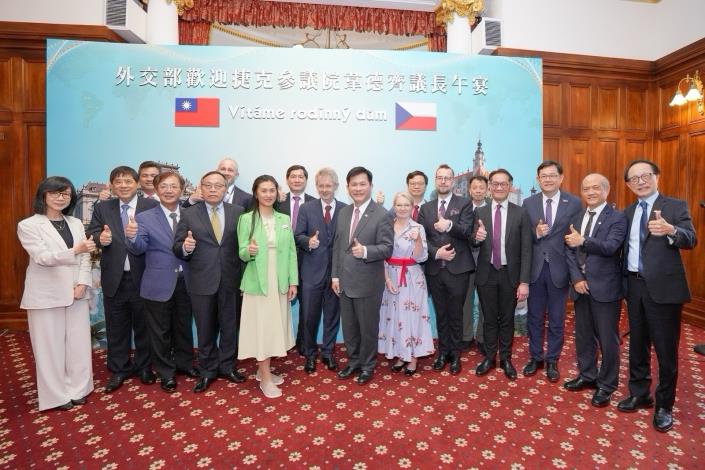 圖說四：外交部長林佳龍（前排右七）及捷克參議院議長韋德齊（Miloš Vystrčil）（前排右八）與午宴賓客合影。