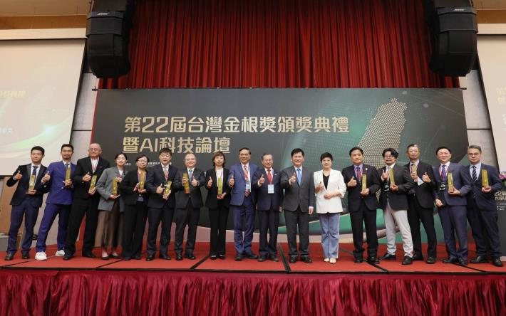 圖說二：外交部長林佳龍（右七）、涂醒哲理事長（右八）與「第22屆台灣金根獎」得獎廠商合影。