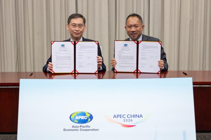 圖說：外交部國際組織司司長孫儉元（左）與亞太經濟合作（APEC）秘書處執行長佩德羅薩（Eduardo Pedrosa，右）在中國上海舉行的「第二次資深官員會議」（SOM2）期間簽署捐助備忘錄（MOU）。