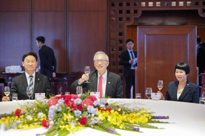 圖說二：外交部政務次長吳志中（中）、韓國「祖國革新黨」議員金載原（Kim Jae Won，右）與「共同民主黨」議員郭相彦（Kwak Sang Eon，左）於午宴舉杯祝酒。