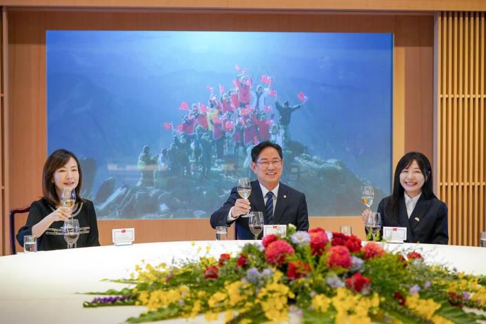 圖說三：韓國「國民力量黨」議員朴洙瑩（Park Soo Young，中）、我國立法委員吳沛憶（右）、立法委員郭昱晴（左）於午宴舉杯祝酒。