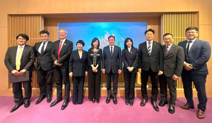 圖說一：外交部政務次長吳志中款宴韓國國會議員訪問團。