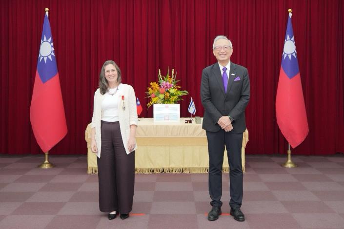 圖說一：外交部政務次長吳志中（右）頒贈駐台北以色列經濟文化辦事處代表游瑪雅（Maya Yaron，左）「睦誼外交獎章」。