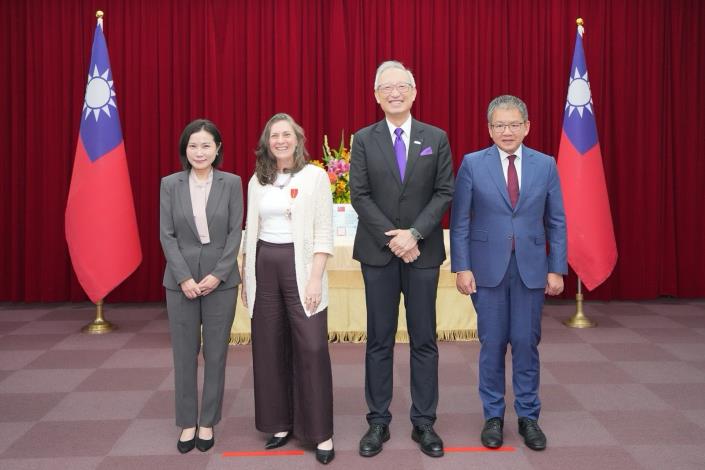 圖說二：外交部政務次長吳志中（右二）與駐台北以色列經濟文化辦事處代表游瑪雅（Maya Yaron，左二）、外交部亞西及非洲司司長顏嘉良（右一）及我國駐以色列代表李雅萍大使（左一）共同合影。