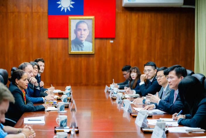 圖說一：外交部長林佳龍接見法國國民議會外交委員會游蘇法（Estelle YOUSSOUFFA）書記訪團。