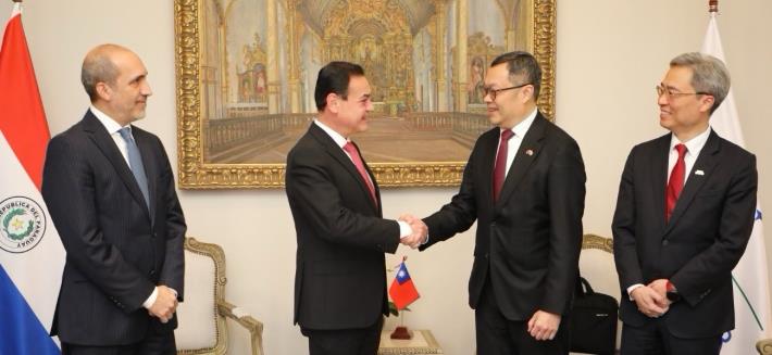 圖說一：外交部政務次長陳明祺（右二）與巴國外交部長拉米雷斯(Rubén Ramírez，左二）、政務次長貝爾敦（Víctor Verdún，左一）及我國駐巴拉圭大使李岳融（右一）會晤合影。