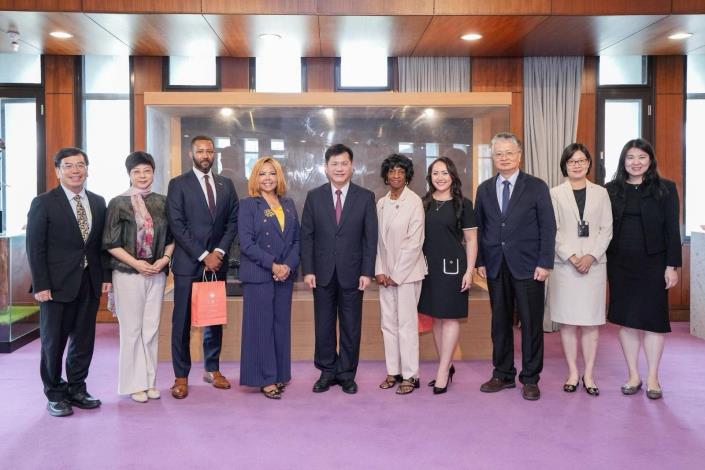 圖說四：外交部長林佳龍（左五）與麥珂貝副主席（Lucy McBath，左四）、傅晞眾議員（Valerie Foushee，右五）及與宴貴賓合影。