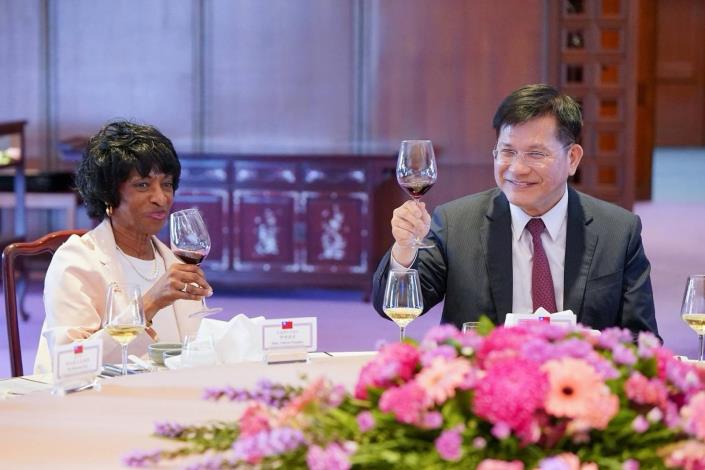 圖說三：傅晞眾議員（Valerie Foushee，左）及外交部長林佳龍（右）舉杯致意。
