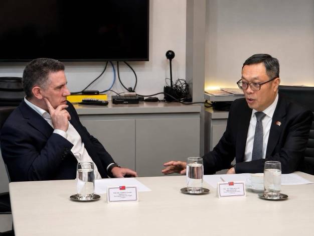 圖說一：外交部政務次長陳明祺（右）與巴拉圭資通訊科技部長畢亞德（Gustavo Villate，左）討論台巴主權AI算力中心投資案進程。