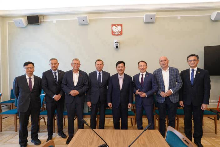 圖說二：外交部長林佳龍與波蘭眾議院經濟委員會主席柯馬拉奇（Rafał Komarewicz，左四）、能源委員會副主席諾福克 （Tomasz Nowak，左三）、能源委員會副主席卡多斯基（Krzysztof Gadowski，右二）、歐盟委員會副主席蓋布爾（Patryk Gabriel，右三）、歐盟委員會成員弗斯（Marcin Gwóźdź，左二）等友我議員合影。