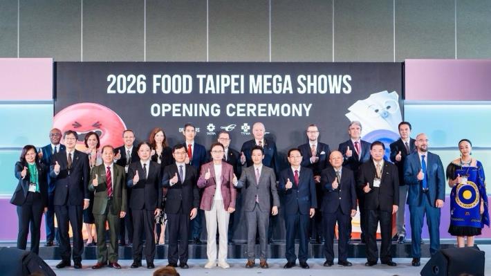圖說二：食品展主辦單位外貿協會董事長黃志芳（前排左六）、總統府副秘書長何志偉（前排右六）、外交部常務次長葛葆萱（前排右五）及經濟部政務次長何晉滄（前排左五）與友邦瓜地馬拉駐台大使艾特維（Luis Raúl Estévez López，后排右五）、貝里斯駐台大使梅凱瑟（Katherine Vanessa Meighan，前排左一）、巴拉圭駐台大使傅達耀（Darío Filártiga Ruiz Díaz，后排右四）及史瓦帝尼王國大使館一等秘書艾比格爾．批特絲（Abbigail F. Pieterse，前排右一）等人合影。