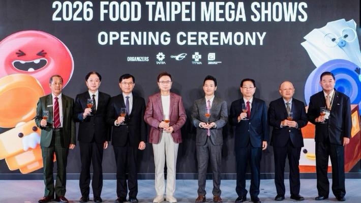 圖說一：食品展主辦單位外貿協會董事長黃志芳（左四）、總統府副秘書長何志偉（右四）、外交部常務次長葛葆萱（右三）及經濟部政務次長何晉滄（左三）與我國業者代表合影。