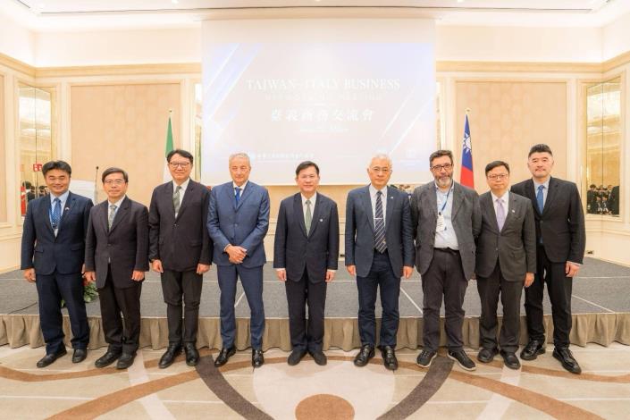 圖說四：外交部長林佳龍與義大利工業總會倫巴底分會理事長帕西尼（Giuseppe Pasini，左四）等合影。