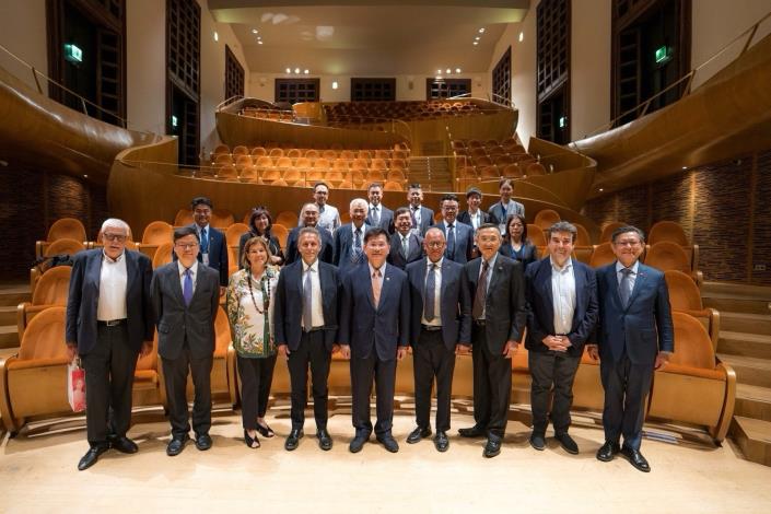 圖說四：外交部長林佳龍參訪克雷蒙納小提琴博物館（Museo del Violino）並與館長維拉（Virginia Villa，左三）及倫巴底大區議會「生產活動、教育、培訓及就業委員會」主席文杜拉（Marcello Maria Ventura，右四）等人合影。