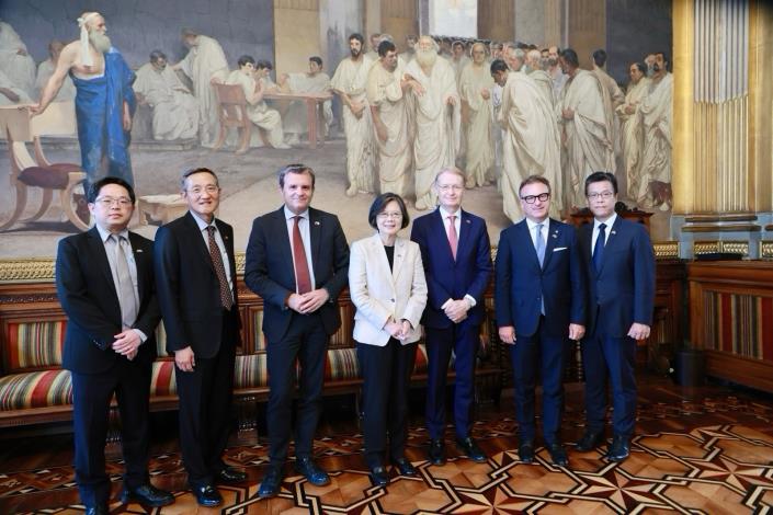 圖說一：蔡英文前總統（中）在義大利參議院副議長錢益友（Gian Marco Centinaio，左三）、義大利國會友台協會主席馬蘭（Lucio Malan，右三）及戴米安（Dario Damiani，右二）等參議員陪同下，參訪義大利參議院。