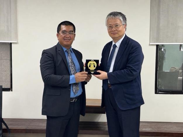 圖說一：印尼大學校長賀理（Heri Hermansyah，左）拜會教育部政務次長劉國偉（右）。