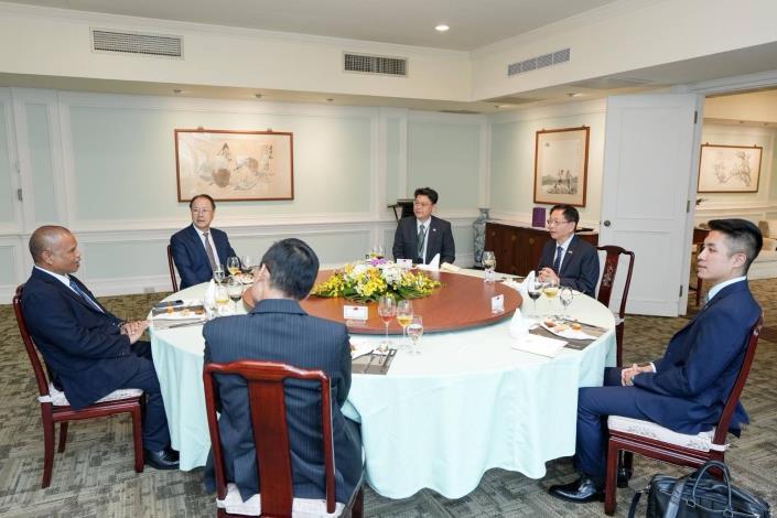 圖說二：外交部常務次長葛葆萱午宴歡迎帛琉共和國農漁暨環境部長維史提（Steven Victor）。