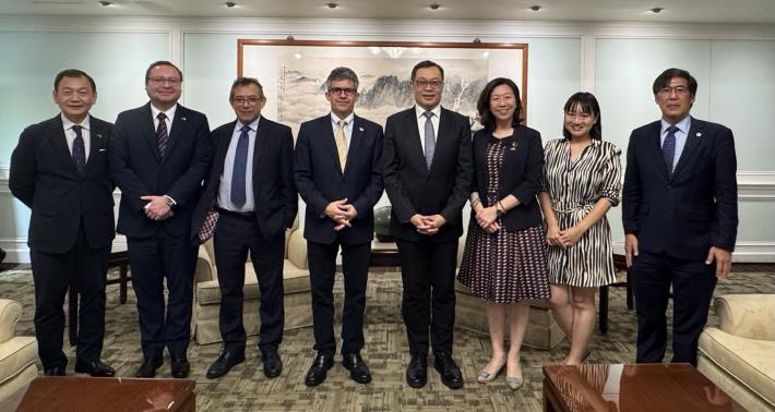 圖說二：外交部政務次長陳明祺（右四）代表外交部長林佳龍晚宴瓜地馬拉衛生部長巴諾亞（Joaquín Barnoya，左四）及次長龔薩雷斯（Edgar Rolando González，左三），特別邀請衛生福利部政務次長林靜儀（右三）、財團法人台灣醫療健康產業卓越聯盟基金會副董事長陳建志（右一）、財團法人國際合作發展基金會副秘書長謝佩芬（右二）、外交部拉美及加海司司長韓志正（左一）及瓜地馬拉駐台大使館參事馬卡力（Carlos Emilio Matus Penados，左二）一同就台瓜醫衛合作交換意見。