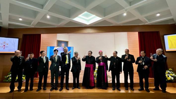 圖說三：教廷大使館代辦馬德範蒙席（Msgr. Stefano Mazzotti，中）邀請中研院院長陳建仁（左六）、外交部政務次長吳志中（左五）、內政部次長董建宏（左四）、外交部歐洲司司長黃鈞耀（左三）及台灣主教團向現場賓客祝酒。
