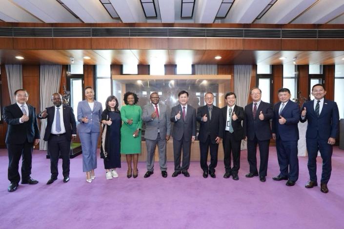 圖說三：外交部長林佳龍與史瓦帝尼王國商工暨貿易部長庫馬羅（Manqoba Khumalo，左六）夫婦訪問團及與宴貴賓合影。