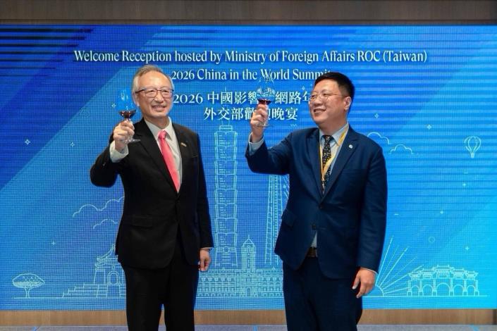 圖說三：外交部政務次長吳志中（左）與台灣民主實驗室共同創辦人暨執行長吳銘軒（右）舉杯致意。