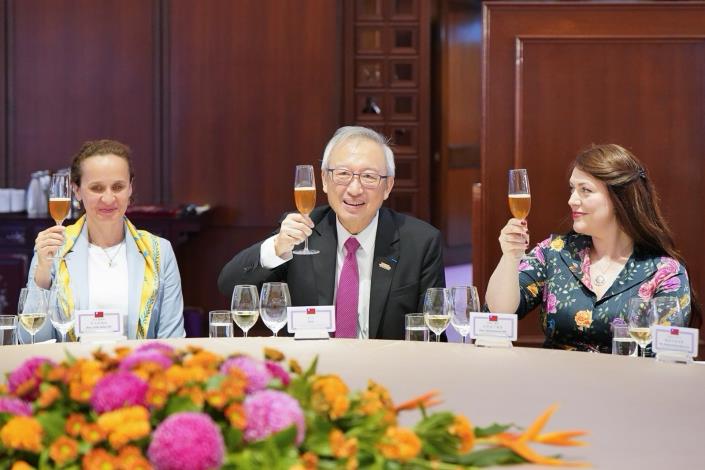 圖說四：外交部政務次長吳志中向與宴貴賓舉杯致意。