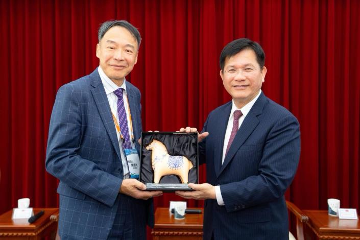 圖說四：外交部長林佳龍（右）贈禮「第32屆世界台灣商會聯合總會回國訪問團」總會長熊強生（左）。